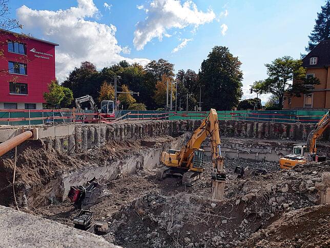 Im Oktober 2020 wurde hinter dem Bauzaun mit Hochdruck am Abriss der Keller gearbeitet, unter anderem mussten die 80 Zentimeter dicken ...