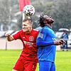 Maximilian Lehmann (FC Königsfeld, links) und Sam Samma (FC Neustadt) nehmen sich im Kopfballduell nichts. Am Ende ging die Partie ...