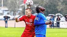 Maximilian Lehmann (FC Königsfeld, links) und Sam Samma (FC Neustadt) nehmen sich im Kopfballduell nichts. Am Ende ging die Partie ...
