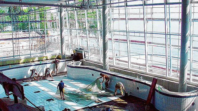 Unter der Leitung des &bdquo;Fördervereins Thermalquelle&ldquo; fanden mehrere Baustellenbesichtigungen statt. Hier ist das Innenbecken ...
