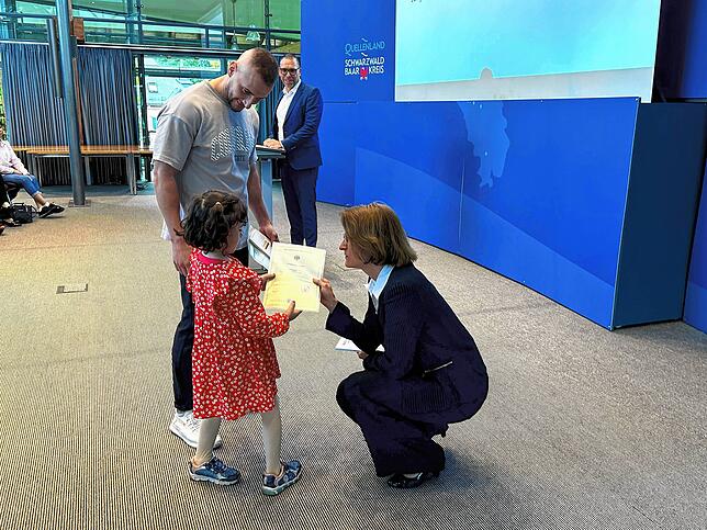 Auch für die Kleinsten ein feierlicher Moment: Barbara Kollmeier überreicht die Einbürgerungsurkunde an die vierjährige Julia und ihren ...