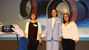Beim Pflegekongress 2025 in Villingen-Schwenningen referierten auch die Pflegewissenschaftlerinnen Michelle Bendel, Vanessa Joos und die ...