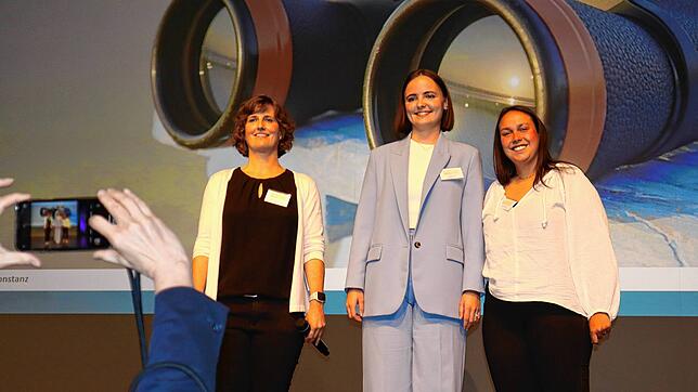 Beim Pflegekongress 2025 in Villingen-Schwenningen referierten auch die Pflegewissenschaftlerinnen Michelle Bendel, Vanessa Joos und die ...