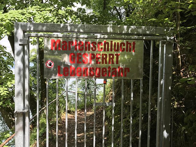 Absperrungen und Schilder wie dieses werden oft missachtet. Dieses Tor ist etwa 400 Meter vom Parkplatz beim Golfplatz Langenrain.