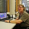 Ronald Landwehr arbeitet seit Mai als Hausmeister an der Werkrealschule in Lauchringen. An seinem Laptop steuert er die Heizung in der ...