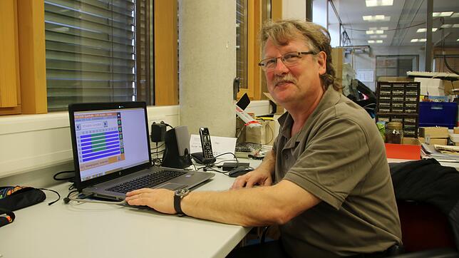 Ronald Landwehr arbeitet seit Mai als Hausmeister an der Werkrealschule in Lauchringen. An seinem Laptop steuert er die Heizung in der ...
