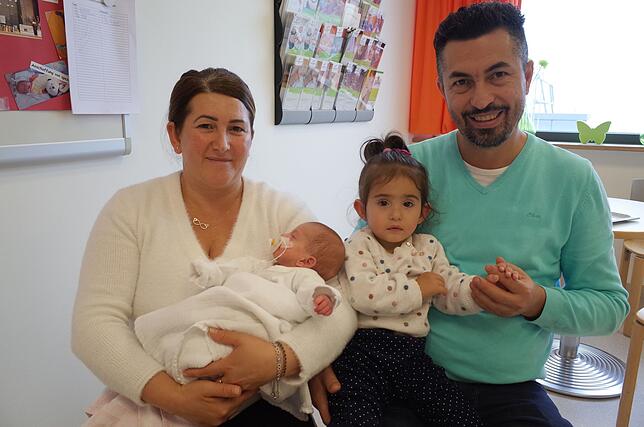 Gülsen und Mustafa Sazak und die zweijährige Ezmira mit Nesthäkchen Fatma. Ende August kam das Mädchen mit 800 Gramm zwölf Wochen zu ...