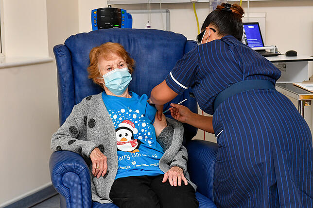 Coronavirus - Großbritannien beginnt mit Corona-Impfungen Die 90-jährige Margaret Keenan (l) bekommt im Universitätskrankenhaus Coventry von der Krankenschwester May Parsons den ...
