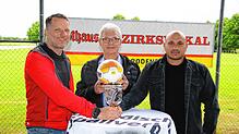 Salems Trainer Reiner Steck (von links), der Bezirksvorsitzende Konrad Matheis und Toni Fiore Tapia, Coach des FC Öhningen-Gaienhofen.