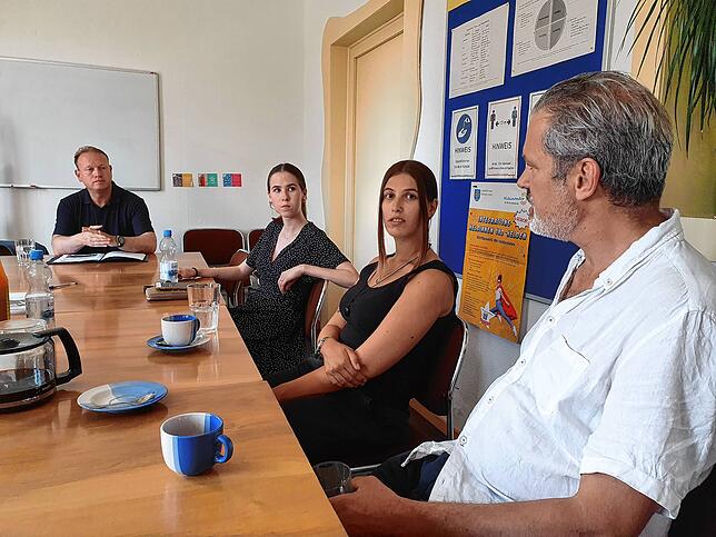 Adriana Talic (Zweite von rechts) ist als neue Kollegin von Carlos Goeschel (rechts) in Überlingen tätig. Sie besetzt die geförderte ...
