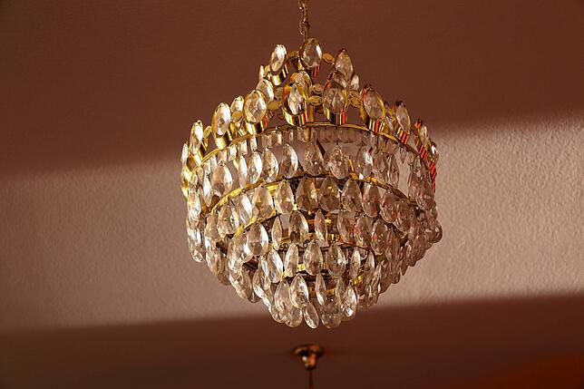 Ein Kronleuchter an der Decke des Wohnzimmers.