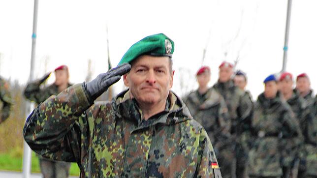 Oberst Albrecht Katz-Kupke schritt am vergangenen Donnerstag letztmals als Kommandeur des Ausbildungszentrums Spezielle Operationen die ...