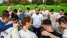 Jetzt hört mal alle her: Trainer Klaus Gallmann schart seine Jungs nach dem Heimspiel in der Vorrunde gegen den VfR Hausen um sich. ...