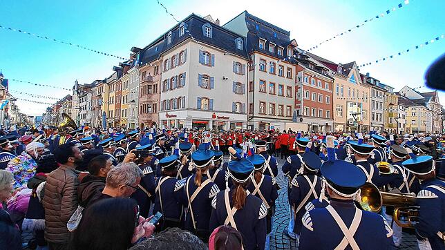 Die Stimmungsmacher: Auf dem Markplatz sorgen die Stadtmusik, ihre Jugendkapelle, die Stadtharmonie sowie die Gastkapellen aus Kappel ...