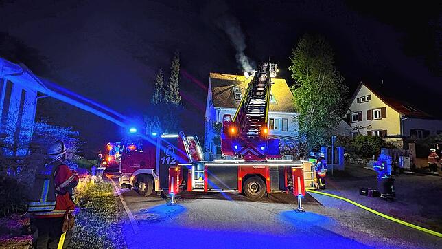 Ein Kaminbrand beschäftigte die Ehrenamtlichen am Dienstag, 22. April, bis in die Nacht.