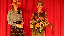 Anne Krezdorn (rechts) freute sich über den Blumenstrauß, den ihr Beate Braun zum Bühnenjubiläum beim Narrenkaffee überreichte.
