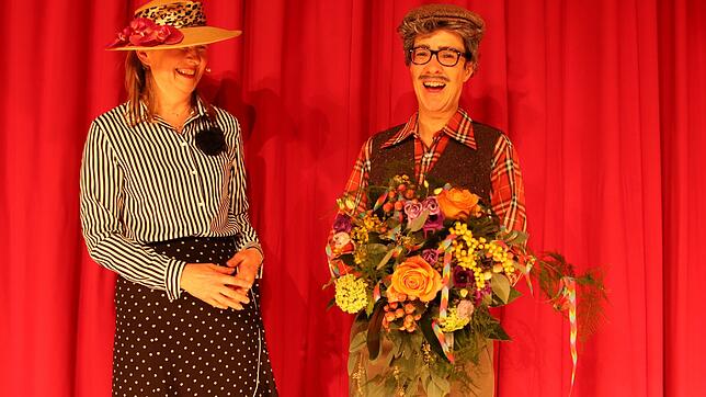 Anne Krezdorn (rechts) freute sich über den Blumenstrauß, den ihr Beate Braun zum Bühnenjubiläum beim Narrenkaffee überreichte.