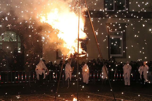 Funkenregen in der Bad Säckinger Altstadt: Der Böög brennt, die Fasnacht ist vorbei.