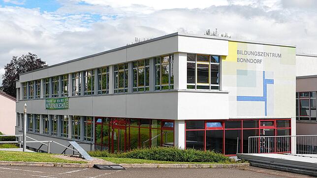 Tilman Frank, Konrektor der Realschule, und Birgitta Stephan, Rektorin der Grundschule, ziehen eine erste Bilanz nach der einwöchigen ...