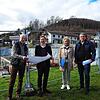 An der Baugrube: Schulleiter Bernhard Zimmermann, OB Philipp Frank, die Beigeordnete Petra Dorfmeister und der stellvertretende Leiter ...