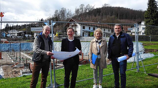 An der Baugrube: Schulleiter Bernhard Zimmermann, OB Philipp Frank, die Beigeordnete Petra Dorfmeister und der stellvertretende Leiter ...