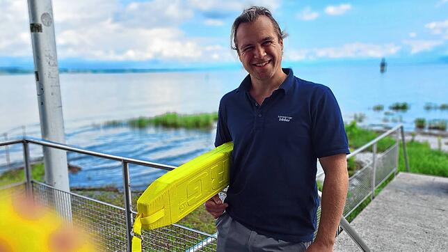 Jan Blessing, von den Bäderbetrieben Konstanz und Schwimmmeister am Konstanzer Strandbad Hörnle, bereitet sich auf die Badesaison 2023 vor.