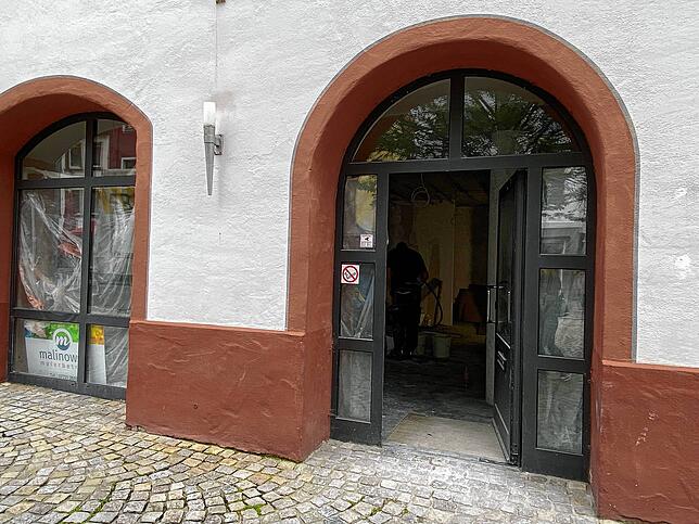 Fleißig gearbeitet wird in diesem Gebäude neben dem Restaurant „Kapuzinerhof“.