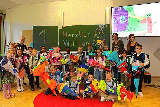 19 Kinder gehen nun an der Grundschule Winterspüren in die erste Klasse. Sie machen mit ihrer Klassenlehrerin Ann-Kathrin Beth und den ...