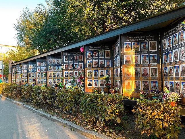 „In der Ukraine geht es bei den Gefallenen nicht um Zahlen, sondern um Gesichter“, sagt Charlotte Biskup. Das ist an dieser Trauerwand ...