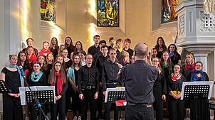 Chorleiter Volker Weidt dirigiert den Gospelchor des Scheffel-Gymnasiums beim Jahreskonzert in der evangelischen Stadtkirche. Foto: ...