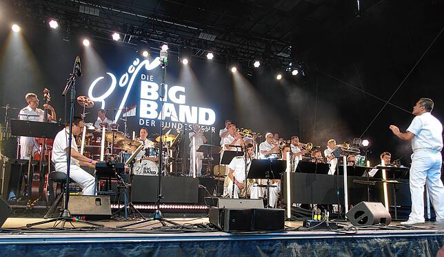 Die Big Band der Bundeswehr mit ihrem Leiter Timor Oliver Chadik beim Auftritt 2024 am Konzertsegel.