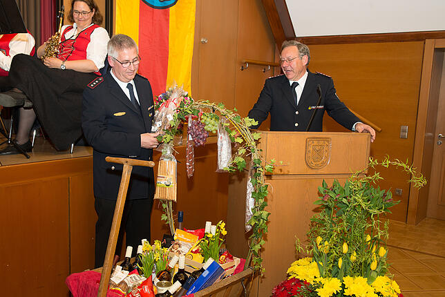 Einen neuen GW-Transport hat Mecking für die Feuerwehr Immenstaad noch auf den Weg gebracht. Im Namen der Feuerwehren des ...