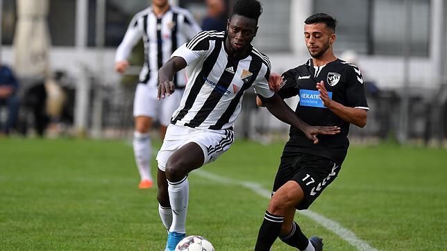 Unaufhaltsam: Der Laufenburger Paul Mendy (links) &ndash; hier gegen den Hausener Kerem Aytekin &ndash; trifft im Hochrhein-Derby beim ...