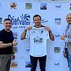Neu beim FC Wittlingen: Team-Manager Antonio Ratto (links) und Sportvorstand Kevin Pabst (rechts) freuen sich über Neuzugang Yannick ...