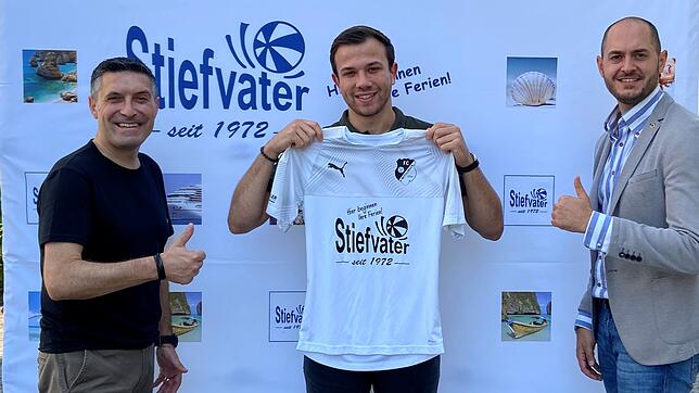 Neu beim FC Wittlingen: Team-Manager Antonio Ratto (links) und Sportvorstand Kevin Pabst (rechts) freuen sich über Neuzugang Yannick ...