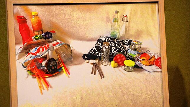 Zwei Möglichkeiten, Lebensmittel zu verpacken: links mit Plastik, rechts mit umweltbewussten Alternativen. Das Bild ist eines von 24, ...