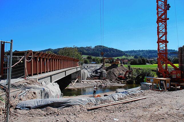 Dort wo die Brücke über die Wutach die Verbindung zwischen Horheim und Schwerzen war, ist nun eine gewaltige Baugrube entstanden. Im Mai ...