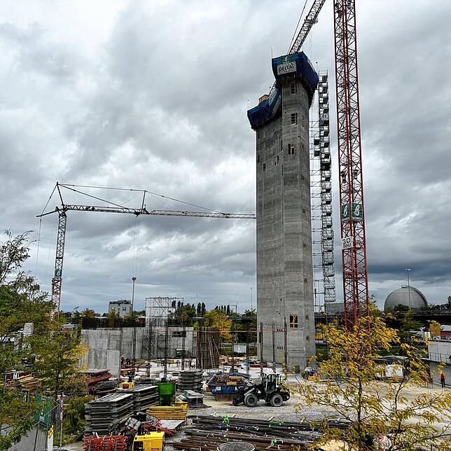 Der Turm des Asisi-Panoramas wächst aktuell auf 52 Meter. Ab dem kommenden Jahr wird dort ein überdimensionales Gemälde des Künstlers ...