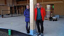 Verwaltungsleiterin Gabriele Steffens und Ortsvorsteher Horst Böttinger-Thyssen besichtigen das in Bau befindliche Feuerwehrhaus in ...