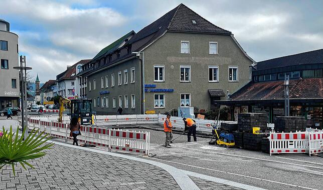 Blick auf die Baustelle vor den Beck Arkaden. Im Hintergrund ist das Marienhaus zu sehen. Arbeiter separieren das Berliner Kissen, das ...