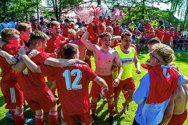 Bild 3: FC Dachsberg siegt 2:0 beim SV Berau und steigt auf &ndash; wir haben Bilder!