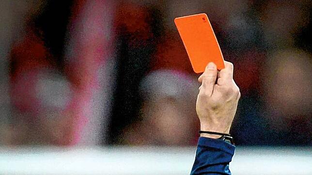 Auch im Fußball ist es nicht mehr so einfach, aber Respektlosigkeiten kann ein Schiedsrichter immer noch ahnden. Damit ganze ...