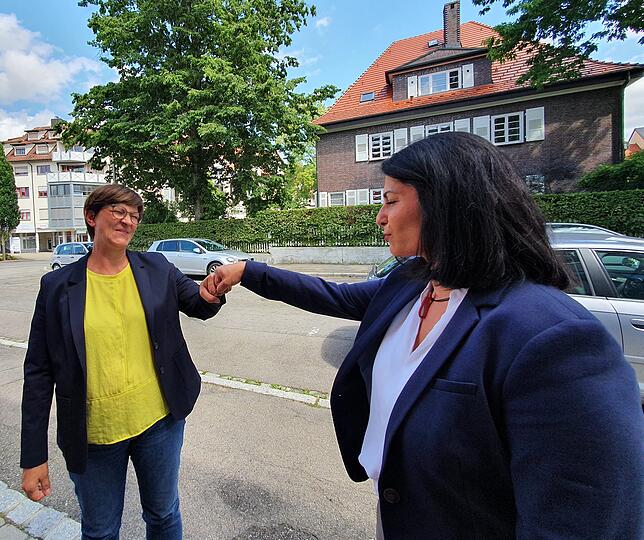 Enge Weggefährtinnen: Die SPD-Bundesvorsitzende Saskia Esken (links) und Derya Türk-Nachbaur, hier in Schwenningen im Jahr 2021.
