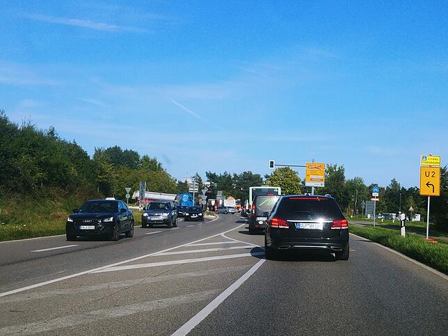 Bild 2: Staualarm rund um Friedrichshafen: Die Sperrung der B&nbsp;31 sorgt für Verkehrschaos und Stillstand