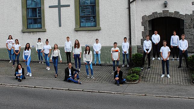 Laufenburg: 16 Jugendliche feierten in der evangelischen Versöhnungskirche in Laufenburg unter der Leitung der Geistlichen Michael und ...