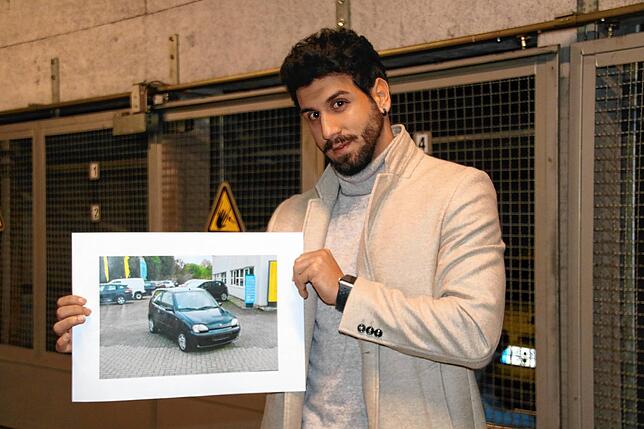 Tevfik Ceylans erstes Auto war ein schwarzer Fiat Seicento. Der Wagen auf dem Foto, das er in den Händen hält, kommt seinem damaligen ...
