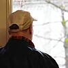 Manfred, 61 Jahre, steht im Obergeschoss der AGJ-Tagesstätte und sieht aus dem Fenster. Er war im Raum Konstanz längere Zeit wohnungslos.