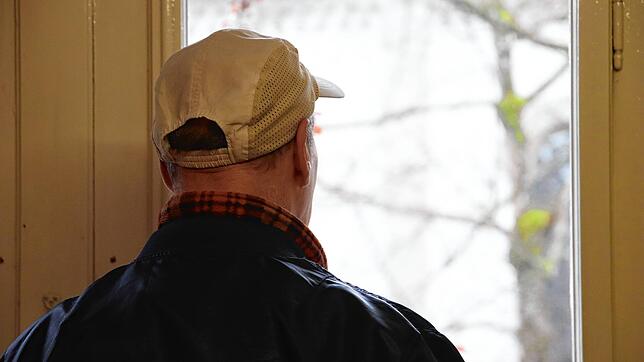 Manfred, 61 Jahre, steht im Obergeschoss der AGJ-Tagesstätte und sieht aus dem Fenster. Er war im Raum Konstanz längere Zeit wohnungslos.