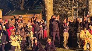Jung und Alt versammeln sich zahlreich im Hindenburgpark. So eine imposante Hexenverbrennung sieht man schließlich nicht alle Tage. ...