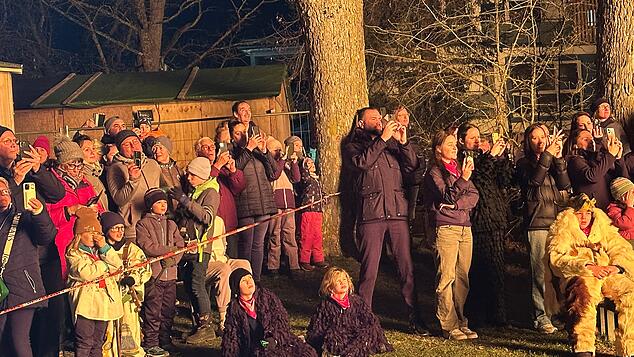 Jung und Alt versammeln sich zahlreich im Hindenburgpark. So eine imposante Hexenverbrennung sieht man schließlich nicht alle Tage. ...